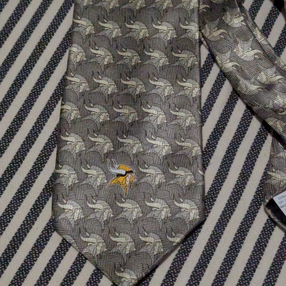 Minnesota Vikings Sophisticated Patterned Silk Tie with Gold Detail